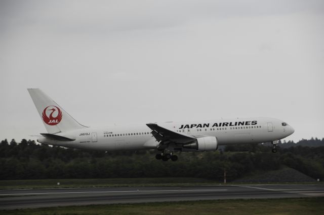 BOEING 767-300 (JA613J) - Final Approach to Narita Intl Airport Rwy16L on 2013/04/18