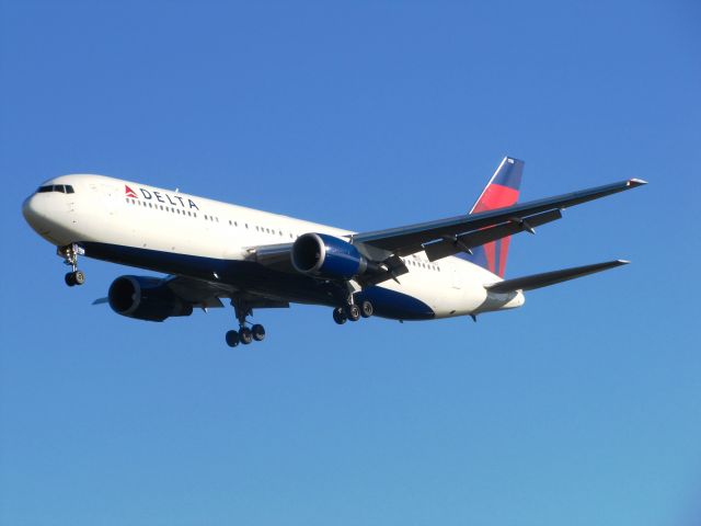 BOEING 767-300 (N178DZ)