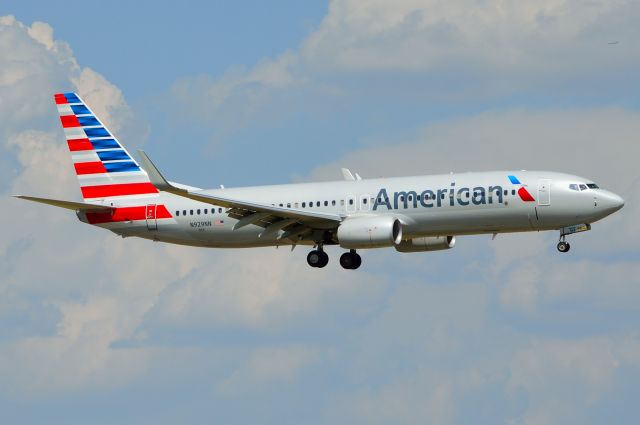 Boeing 737-800 (N929NN) - American B737-800 N929NN Arriving KDFW 08/11/2013