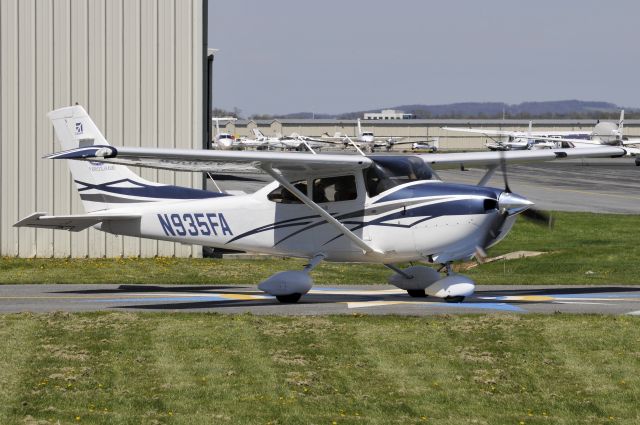 Cessna Skylane (N935FA) - Seen at KFDK on 4/18/2009.