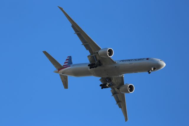 BOEING 777-300ER (N725AN)