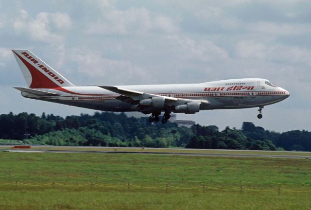 Boeing 747-200 (VT-EGC) - Short Final at Narita Intl Airport Rwy16R on 1996/08/17