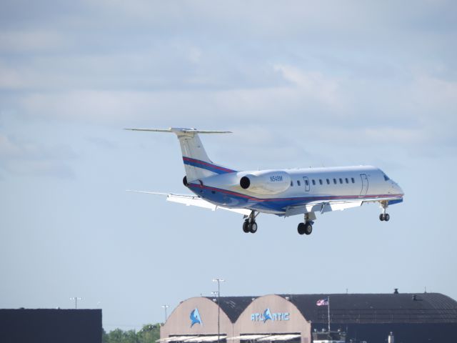 Embraer ERJ-135 (N548M)