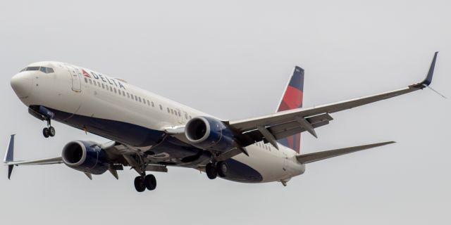 Boeing 737-900 (N871DN) - Delta Air Lines Boeing 737-932ER arriving from Atlanta landing on runway 29 at Newark on 8/4/21.