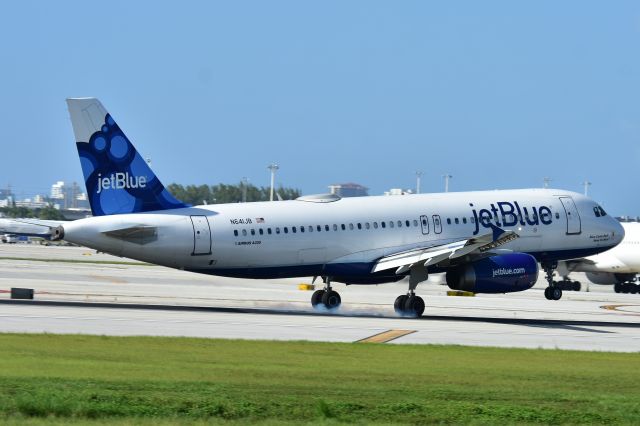 Airbus A320 (N641JB)