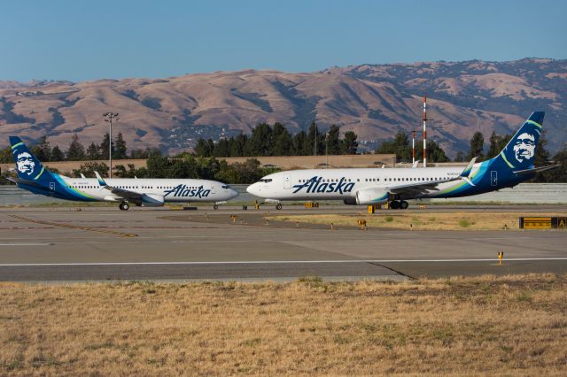 Boeing 737-800 (N565AS)