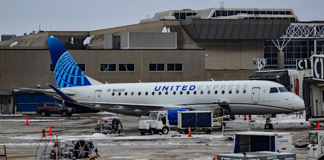 EMBRAER 175 (long wing) (N622UX) - N622UX United Express Embraer ERJ-175LL (ERJ-170-200 LL) s/n 17000826 - General Mitchell International Airport  (KMKE) br /Milwaukee, Wisconsin.br /Photo: TDelCorobr /January 4, 2021