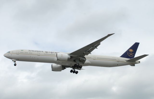 BOEING 777-300 (HZ-AK41)