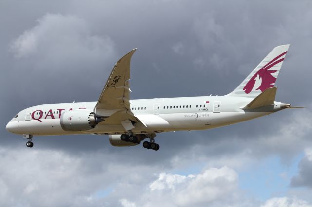 Boeing 787-8 (A7-BCL) - Landing at LHR.