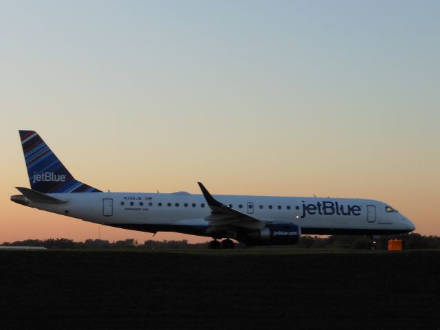 Embraer ERJ-190 (N355JB)