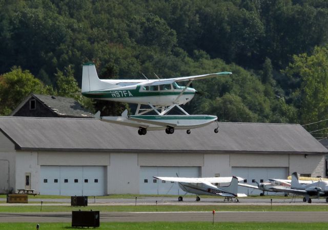 Cessna Skywagon (N97FA) - Perfect landing RW26. Aircraft is based at RELIANT AIR, where you find the lowest fuel price on the Danbury (KDXR) Airport.