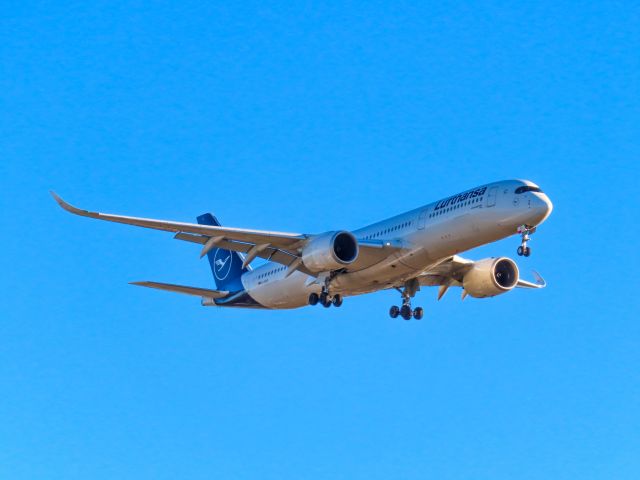 Airbus A350-900 (D-AIXO) - Lufthansa #466 on Approach for RWY 27