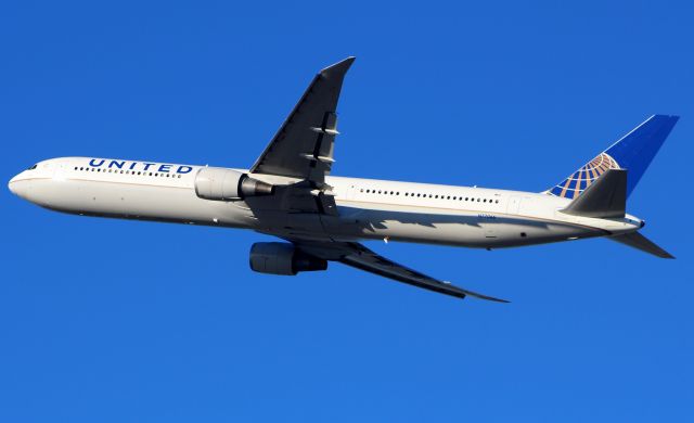 BOEING 767-400 (N77066)