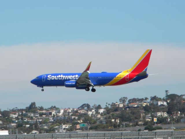 Boeing 737-800 (N8670A)