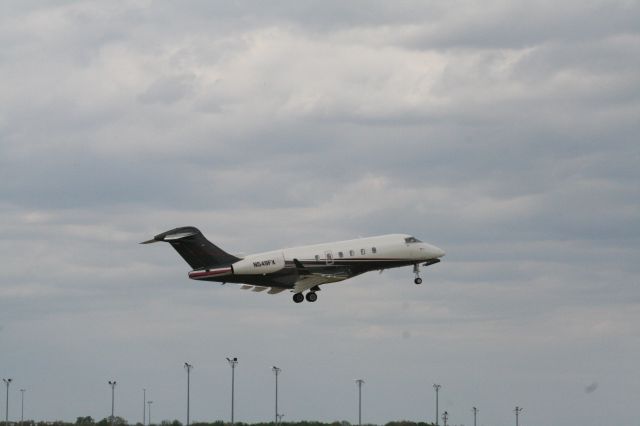 Bombardier Challenger 300 (N549FX)