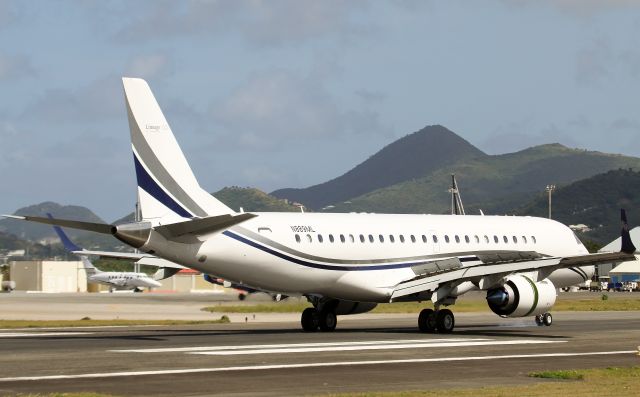Embraer ERJ-190 (N889ML)