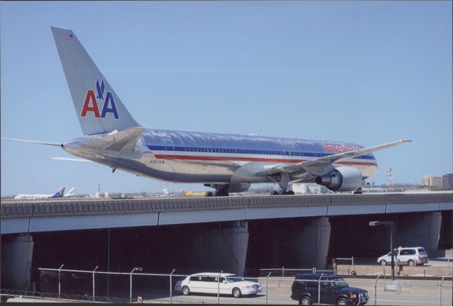 BOEING 767-300 (N387AM) - Crossing the Bravo Bridge for 32R