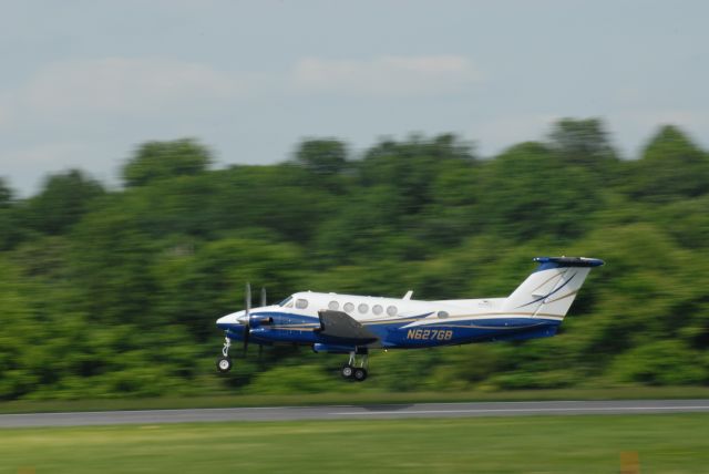 Beechcraft Super King Air 300 (N627GB) - Taking off Rwy 17 at KJYO