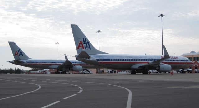 Boeing 737-800 (N959AN) - AAL 1325 KMIA, AAL 1443 KJFK waiting for early morning departure.