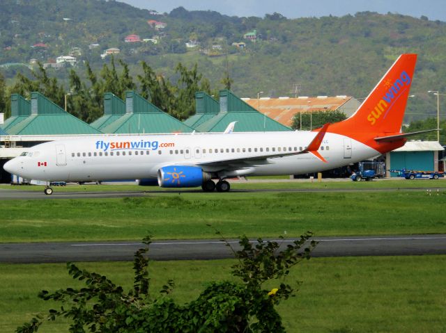 Boeing 737-800 (C-FYLC)