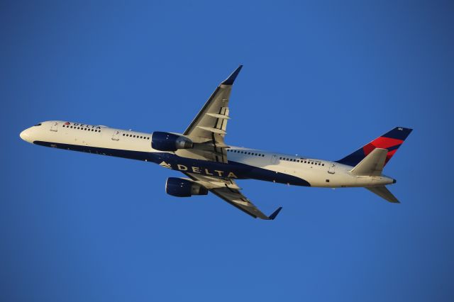 BOEING 757-300 (N592NW)