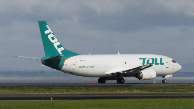 BOEING 737-300 (ZK-TLE) - Operating for Tasman Cargo Airlines on behalf of lessor Airwork while their sole 757 was in maintenance.