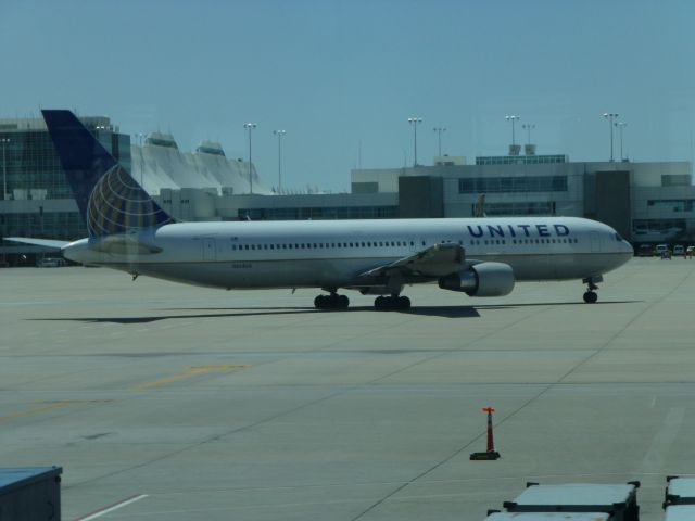 Boeing 757-200 (N664UA)
