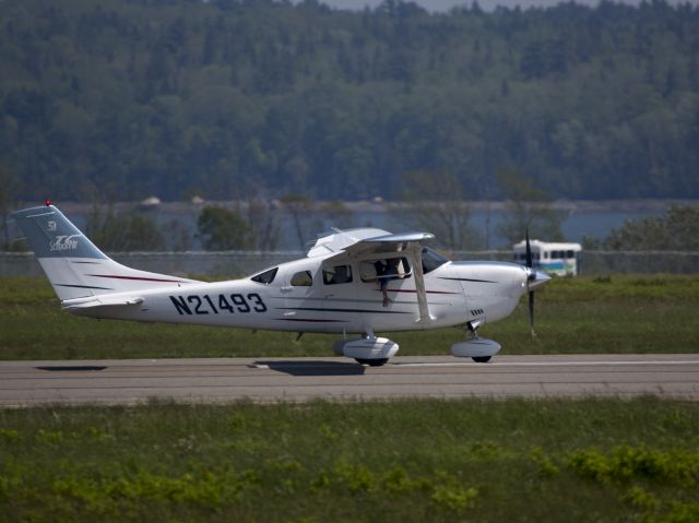 Cessna Skylane (N21493) - Landing runway 22.