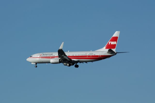 Boeing 737-800 (N915NN)