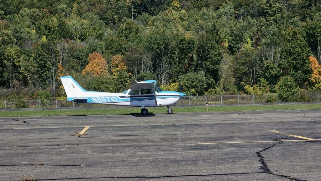 Cessna Skyhawk (N6621D) - Taxing for departure