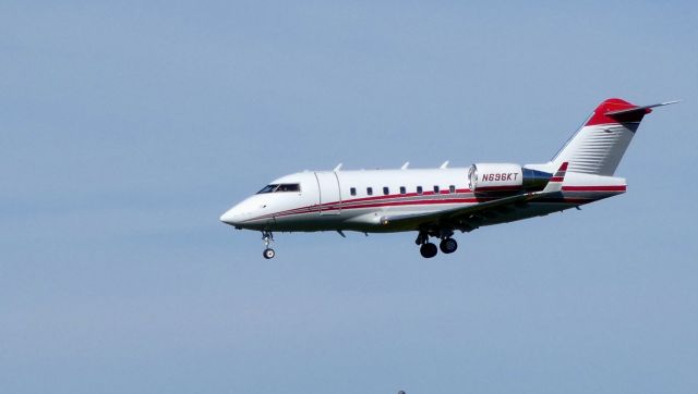 Canadair Challenger (N696KT) - On final is this 1999 Bombardier Challenger CL-600 in the Autumn of 2018.