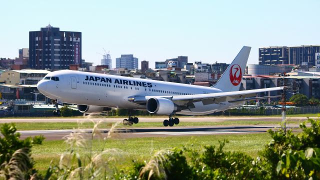 BOEING 767-300 (JA651J)