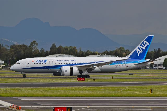 Boeing 787-8 (JA828A) - Boeing B787-8 Dreamliner JA828A MSN 42248 of All Nippon Airways (ANA) stop on the runway 05R after coming in for a landing at Mexico City International Airport (07/2018).