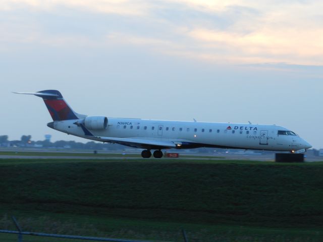 Canadair Regional Jet CRJ-700 (N369CA)