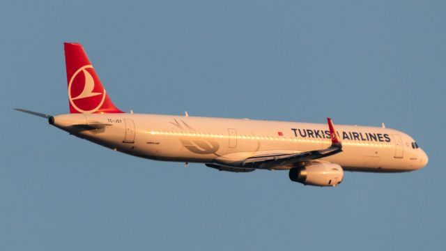 Airbus A321 (TC-JSY)