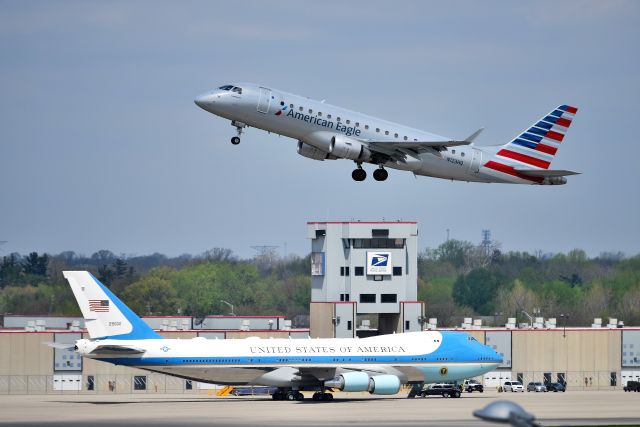 Embraer 175 (N123HQ)