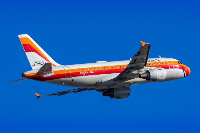 Airbus A319 (N742PS) - An American Airlines A319 in PSA retro livery taking off from PHX on 2/5/23. Taken with a Canon R7 and a Tamron 70-200 G2 lens.