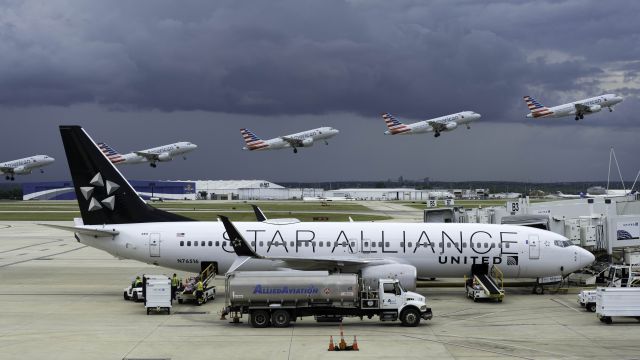 Boeing 737-800 (N76516) - Star Alliance at the gate while AAL departs 13R.br /6/26/17 