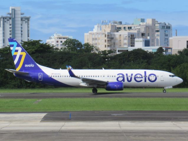 Boeing 737-800 (N809VL)