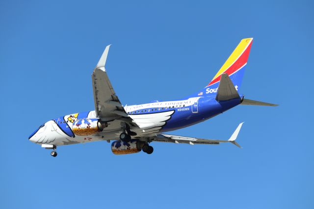 Boeing 737-700 (N946WN) - Southwest's "Louisiana One" 737-700 on final for 23L