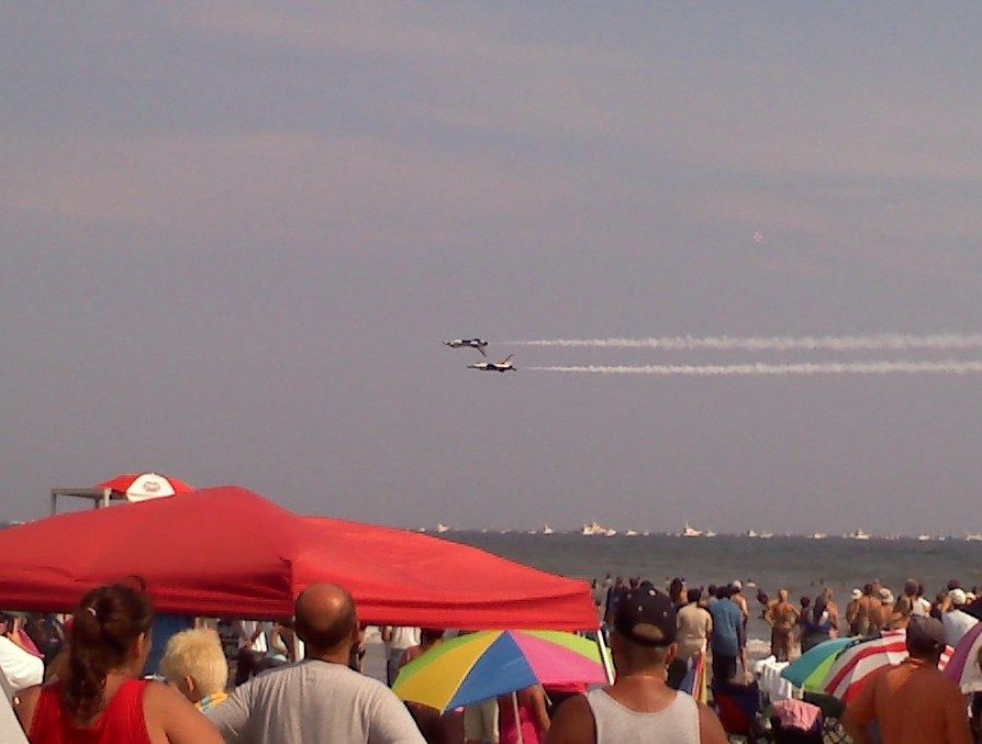 — — - USAF Thunderbirds performing at the Atlantic City Airshow 09