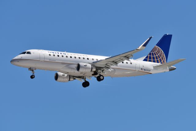 Embraer 175 (N603UX) - Runway 32 04-09-20