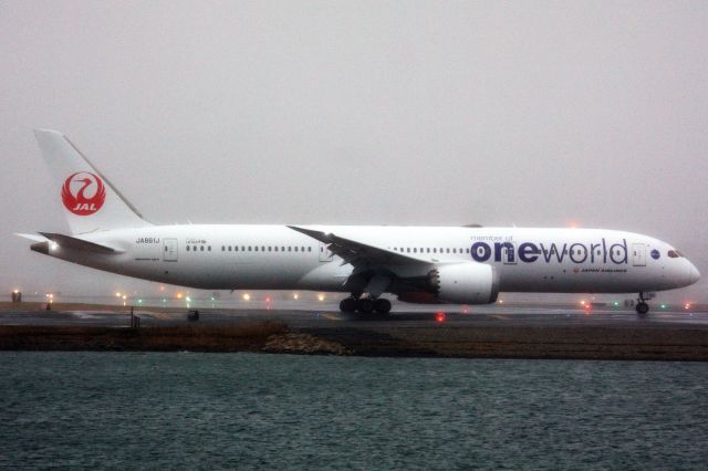 Boeing 787-9 Dreamliner (JA861J) - Japan Airlines B789 (JA861J) now in One World livery arrived to a rainy/foggy Boston Logan Airport from Tokyo on 3/24/22.