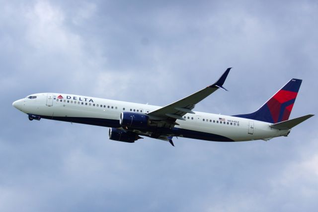 Boeing 737-700 (N944DZ) - Leaving from 23L