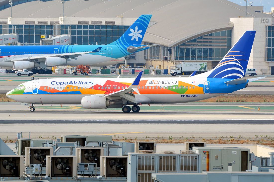 Boeing 737-800 (HP-1825CMP)