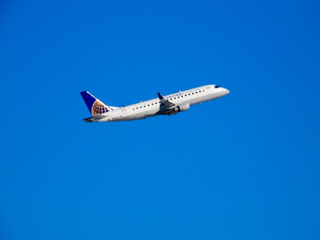 Embraer 175 (N601UX) - SKW5511br /SGF-DENbr /01/11/2025