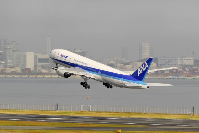 Boeing 777-200 (JA716A)