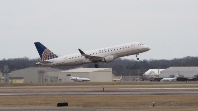 Embraer 175 (N87360)