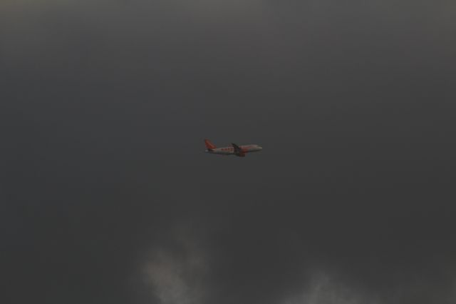 G-EZGF — - Airbus A319-211, EasyJet, flies above Nieuwkoop and going to land on Aalsmeerbaan at Schiphol Amsterdam Airport (Holland). The origin of the flight is Faro (Portugal).