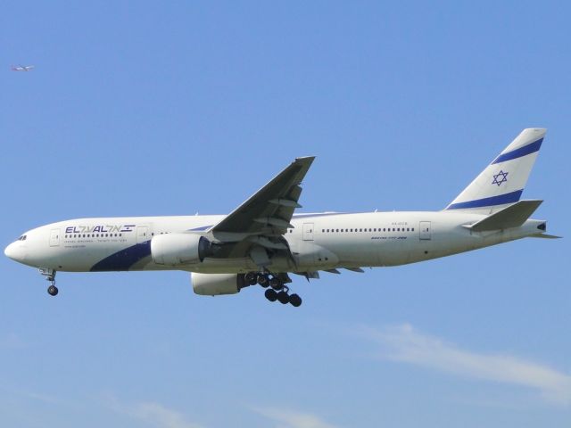 Boeing 777-200 (4X-ECB)